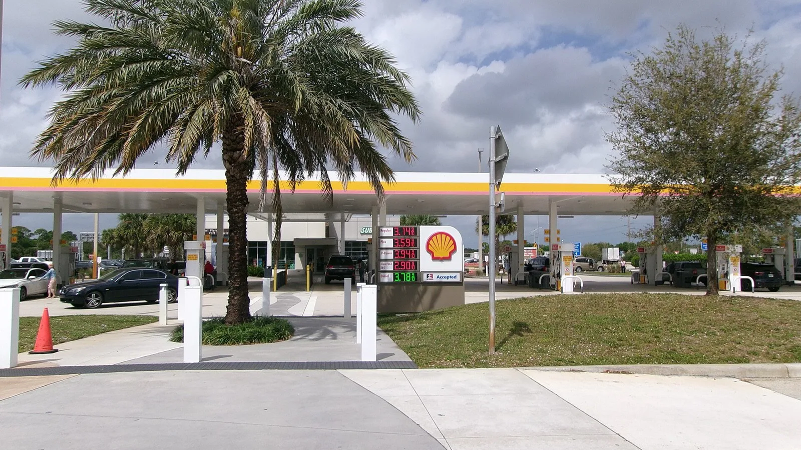 Foto de arquivo de março de 2025 do posto Shell da área de serviço de Fort Pierce, na Florida's Turnpike, em Port St. Lucie (Flórida); os preços do painel são daquela data