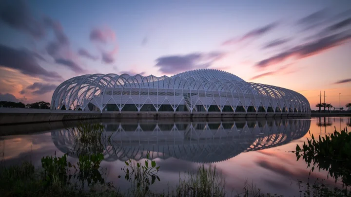 Foto de arquivo de 2017 do prédio projetado pelo arquiteto Santiago Calatrava no campus da Florida Polytechnic University, em Lakeland, ao pôr do sol, refletido na água; a foto não mostra a aeronave Astro