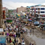 Rua comercial de Eastleigh, em Nairóbi, com prédios de vários andares, lojas e ambulantes dos dois lados (foto de arquivo, 2007)