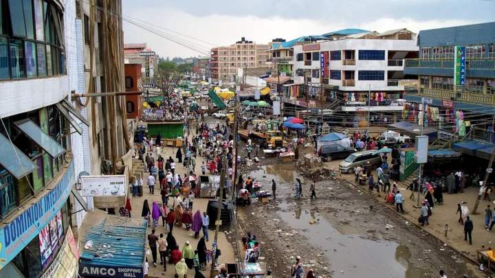 Rua comercial de Eastleigh, em Nairóbi, com prédios de vários andares, lojas e ambulantes dos dois lados (foto de arquivo, 2007)