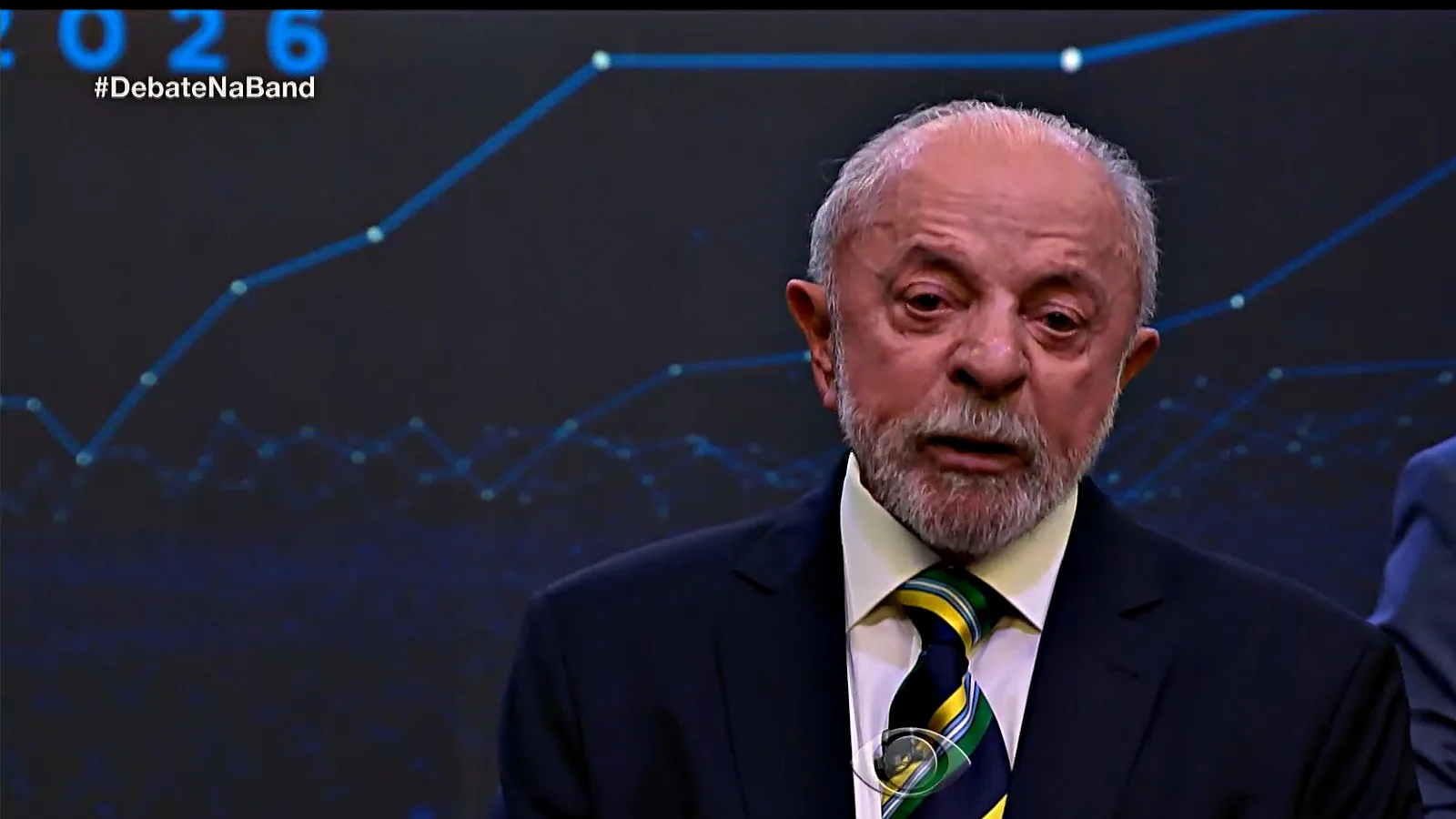 Lula, de terno escuro e gravata verde e amarela, responde à pergunta sobre saúde e o SUS