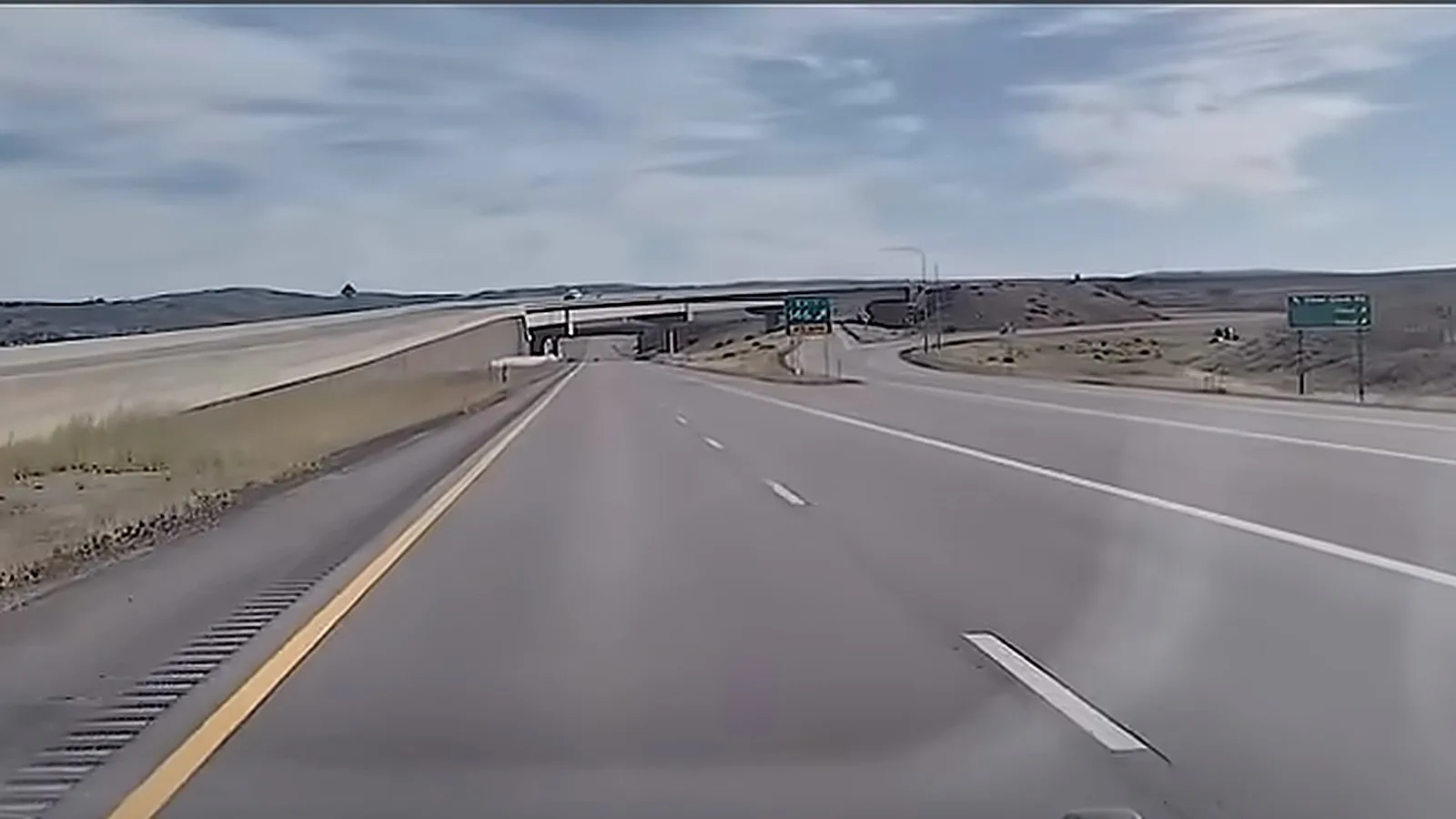 Trecho da Interstate 80 sob o viaduto, filmado pela câmera da viatura a caminho do ponto onde Bruno caiu