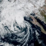 Imagem de satélite de 10 de outubro de 2026: a tempestade tropical Rachel, com nuvens em espiral, se aproxima da Baja California