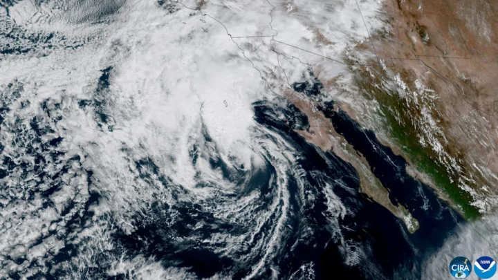 Imagem de satélite de 10 de outubro de 2026: a tempestade tropical Rachel, com nuvens em espiral, se aproxima da Baja California