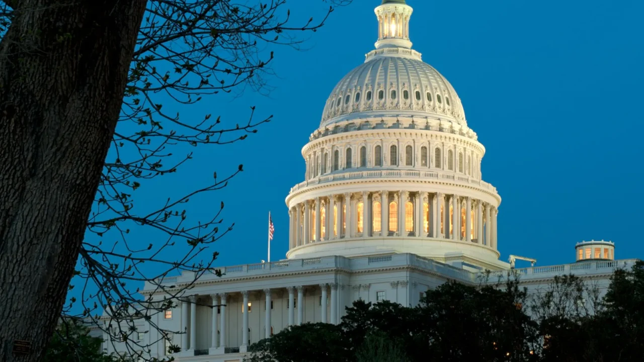 Cúpula do Capitólio dos Estados Unidos iluminada ao entardecer, em Washington (imagem de arquivo)