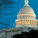 Cúpula do Capitólio dos Estados Unidos iluminada ao entardecer, em Washington (imagem de arquivo)