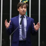 O deputado federal Nikolas Ferreira, de terno azul, discursa na tribuna do plenário da Câmara dos Deputados, em Brasília, em julho de 2026 (imagem de arquivo)