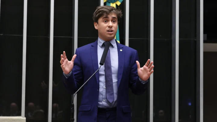 O deputado federal Nikolas Ferreira, de terno azul, discursa na tribuna do plenário da Câmara dos Deputados, em Brasília, em julho de 2026 (imagem de arquivo)