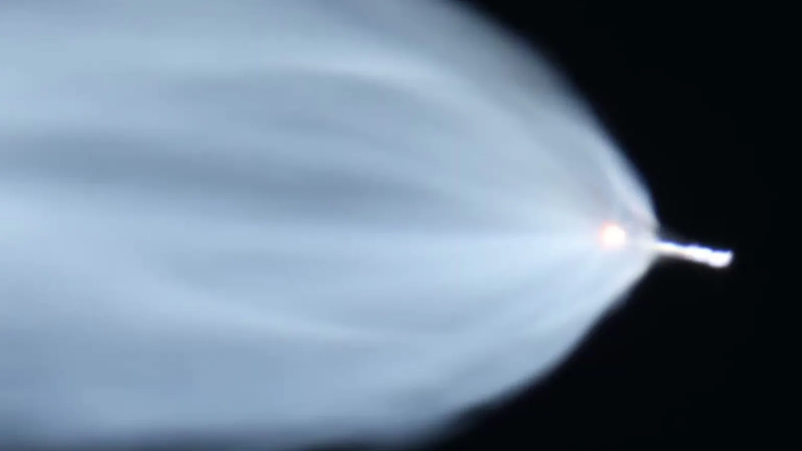 Pluma branca e azulada se abre em leque atrás do foguete, iluminada pelo sol, cerca de dois minutos após a decolagem