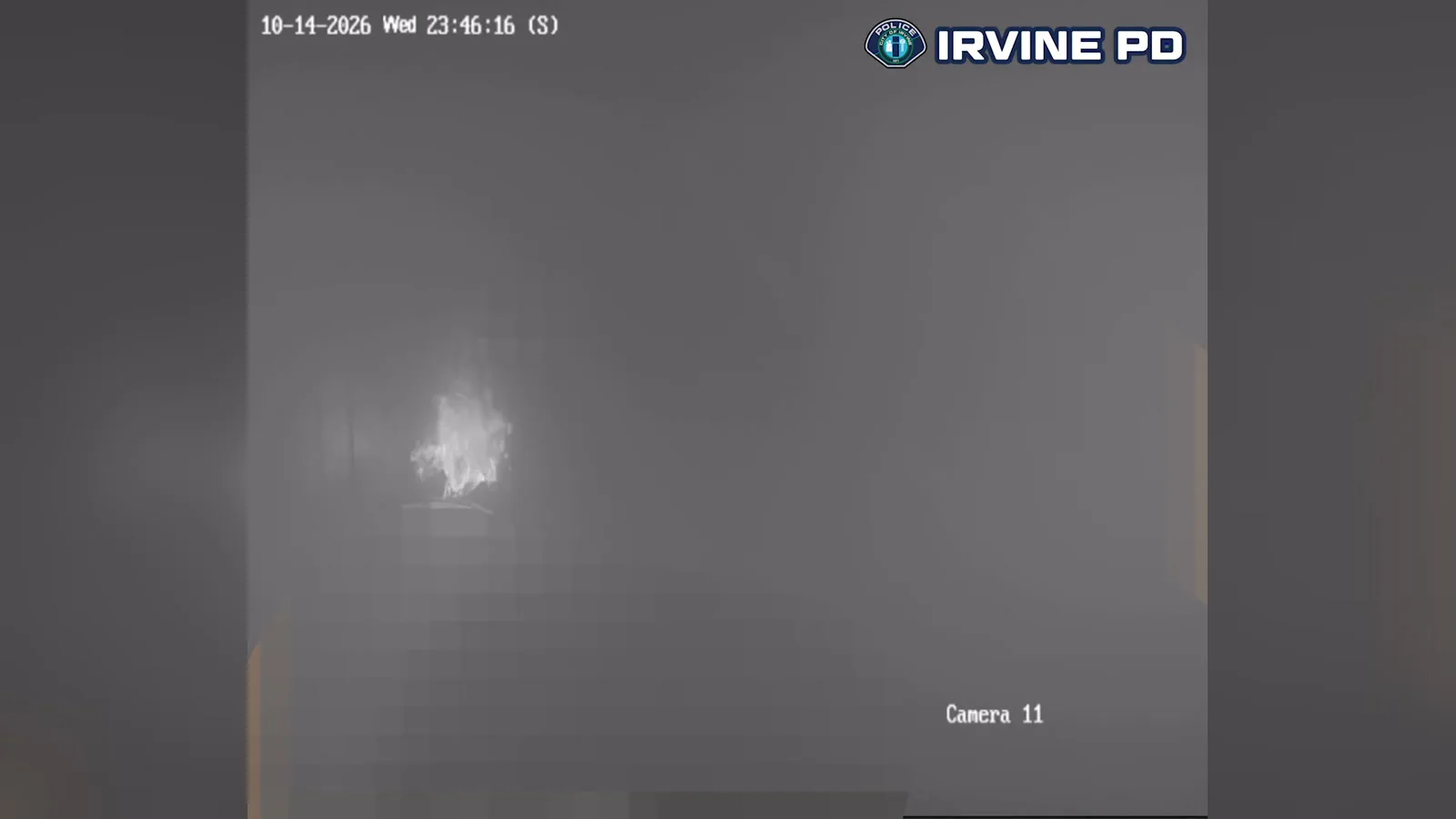 Às 23h46, pelo carimbo da câmera, a fumaça cobre quase toda a imagem e só uma chama continua visível