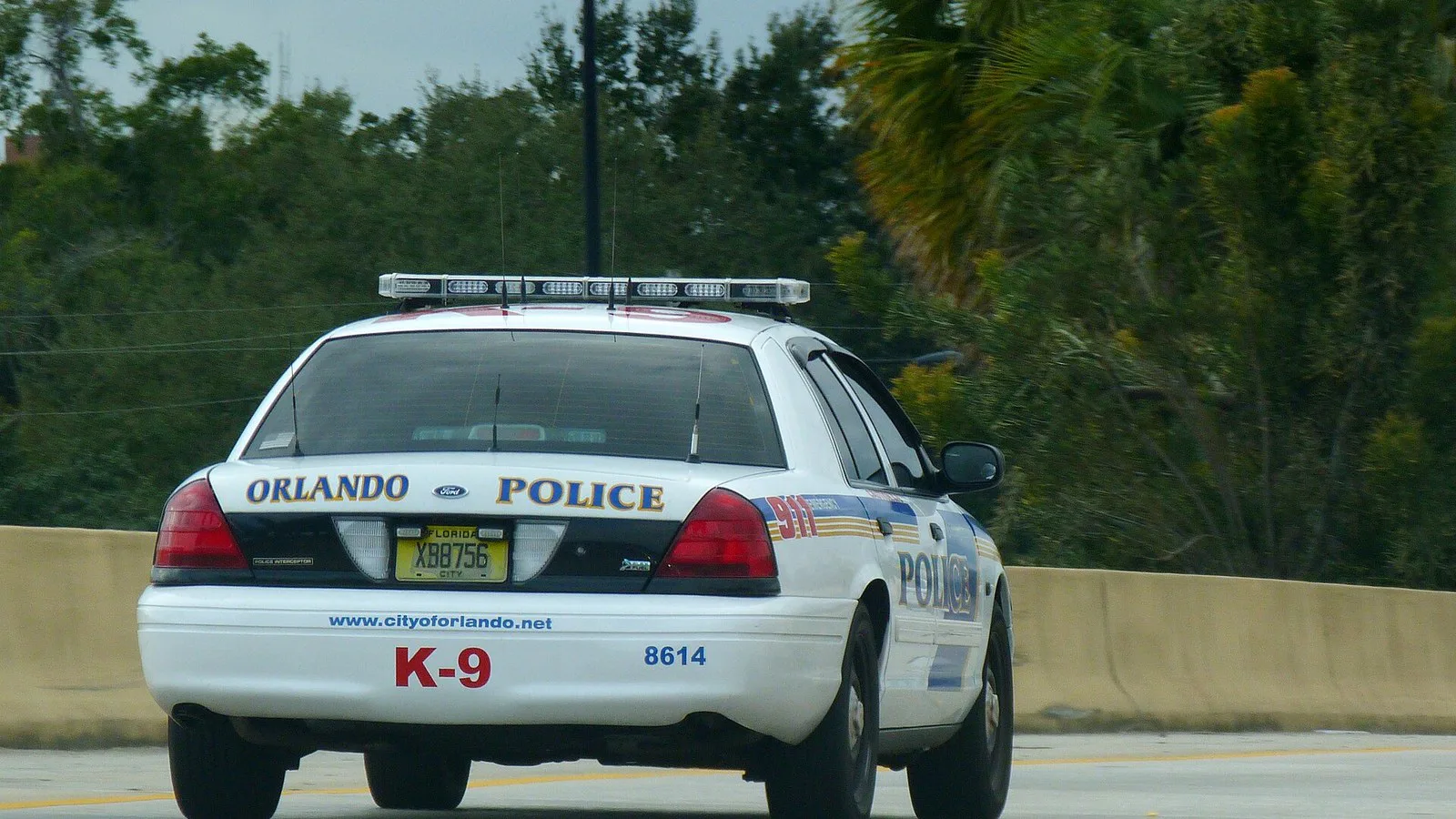 Traseira de uma viatura da unidade de cães (K-9) da polícia de Orlando numa rodovia