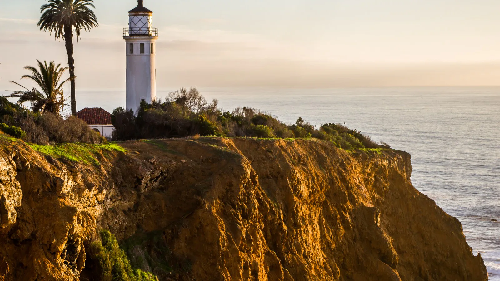 Farol de Point Vicente no alto de uma falésia em Rancho Palos Verdes, com o Oceano Pacífico ao fundo ao entardecer, em 2018 (imagem de arquivo)