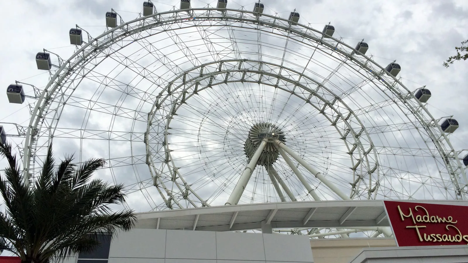 Foto de arquivo de abril de 2015 da Orlando Eye, em Orlando, com a fachada do Madame Tussauds em primeiro plano