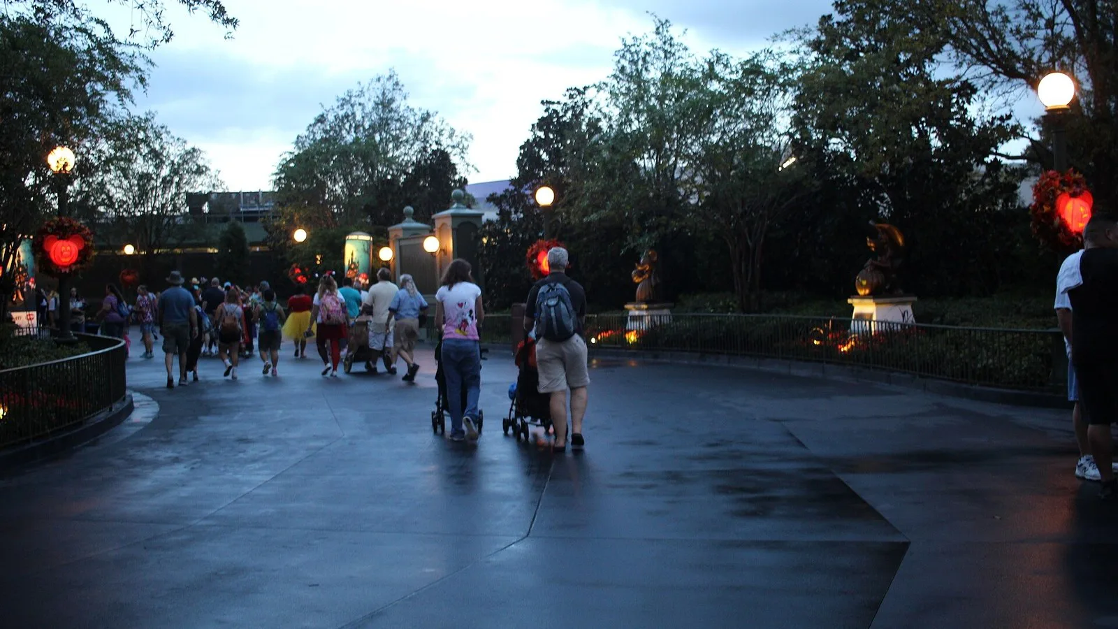 Visitantes caminham ao entardecer por uma área do Magic Kingdom decorada com abóboras iluminadas durante a festa de Halloween, em setembro de 2016 (imagem de arquivo)