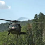 Foto de arquivo (2020): helicóptero de resgate aeromédico da Guarda Nacional do Novo México decola de um campo entre pinheiros em treinamento em setembro de 2020; o modelo usado nos resgates desta semana não foi informado pelo governo