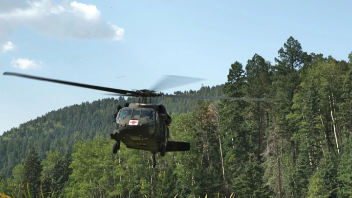 Foto de arquivo (2020): helicóptero de resgate aeromédico da Guarda Nacional do Novo México decola de um campo entre pinheiros em treinamento em setembro de 2020; o modelo usado nos resgates desta semana não foi informado pelo governo
