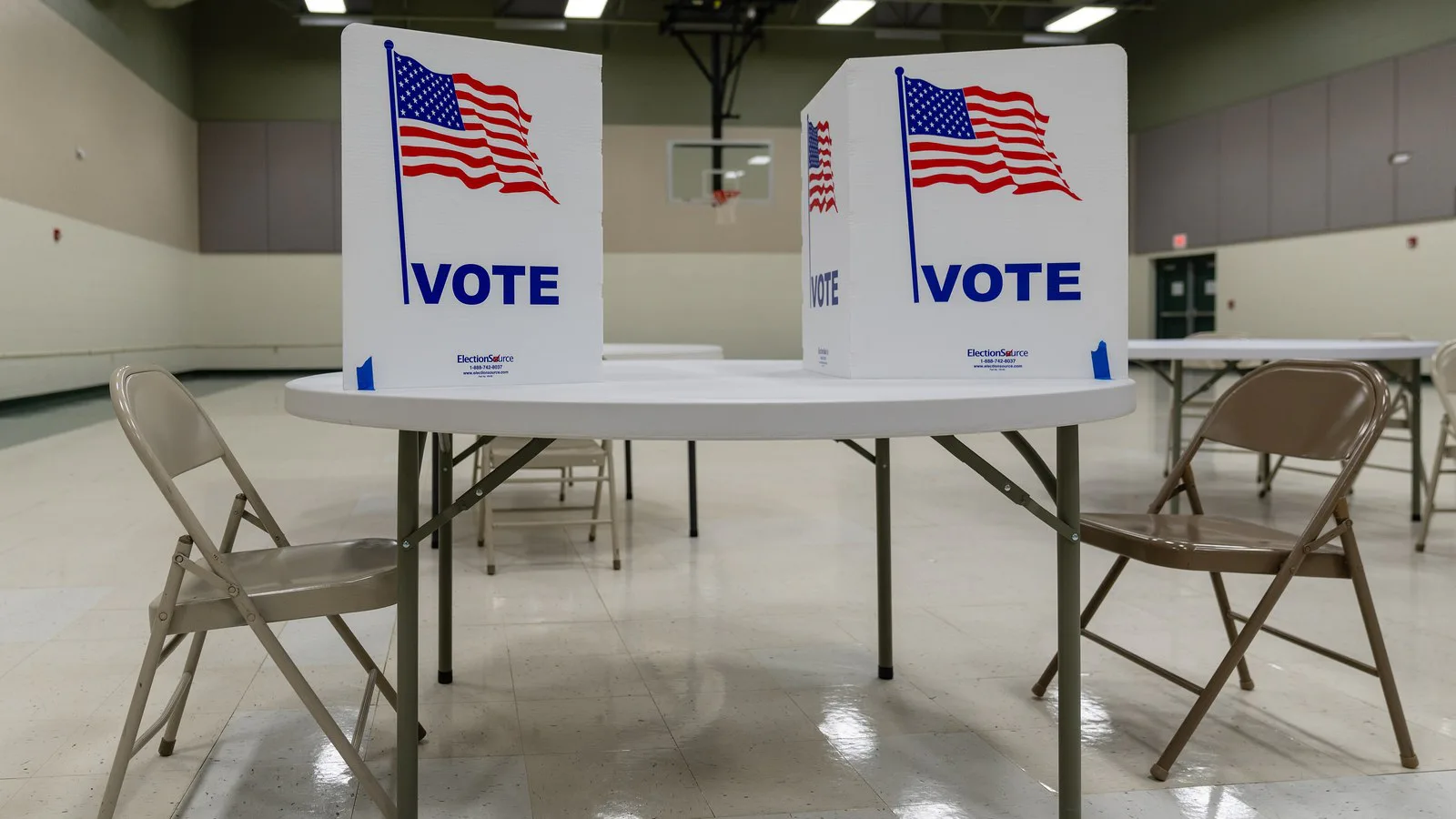 Cabines de votação vazias com a bandeira americana e a palavra "Vote", num local de votação em Grand Rapids, Minnesota, na eleição de 7 de novembro de 2023 (imagem de arquivo)