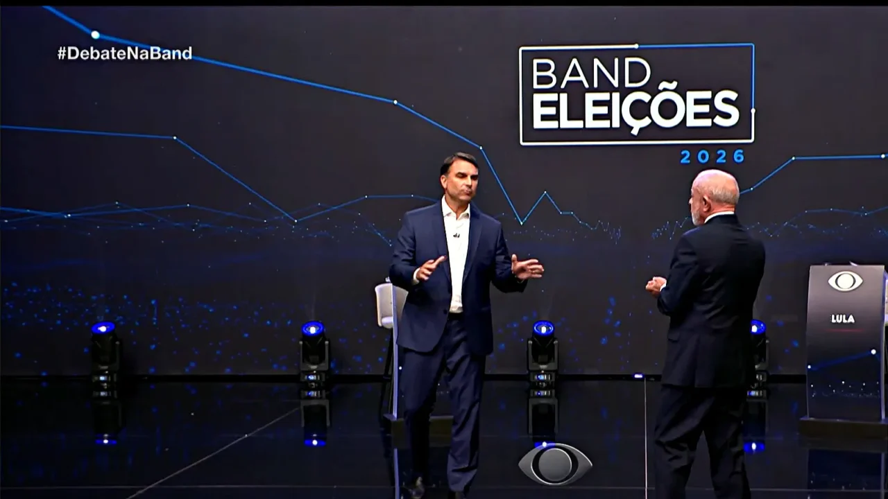 Flávio Bolsonaro (à esquerda) e Lula no palco do debate da Band, no domingo, 18 de outubro de 2026