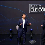 Flávio Bolsonaro (à esquerda) e Lula no palco do debate da Band, no domingo, 18 de outubro de 2026