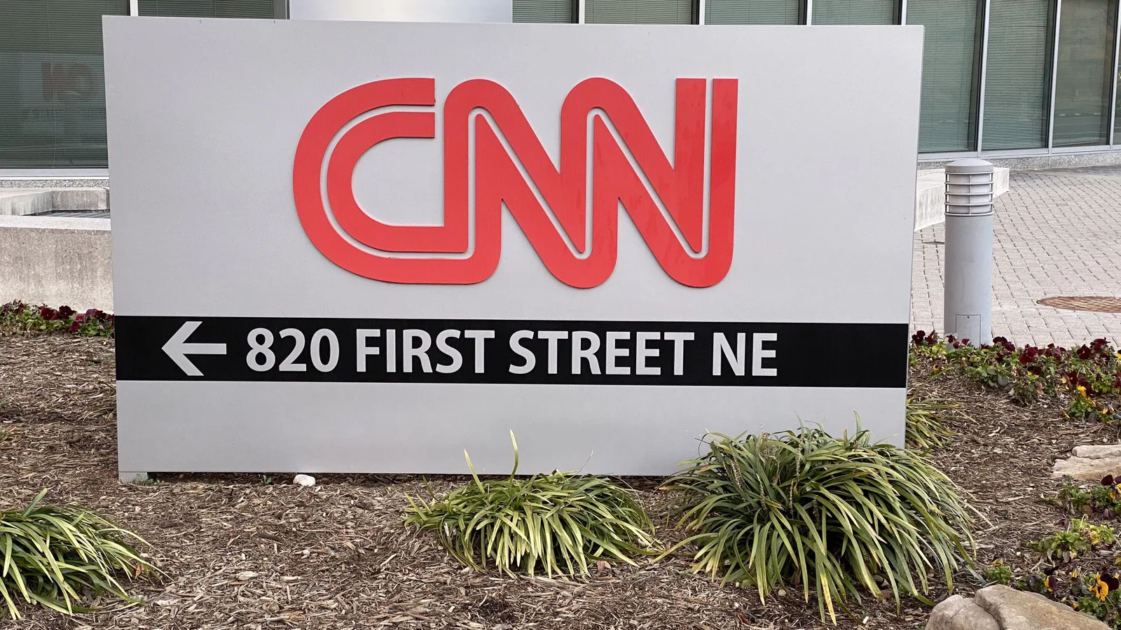 Placa com o logotipo vermelho da CNN e o endereço 820 First Street NE, na frente do prédio da emissora em Washington, em 2020 (imagem de arquivo)