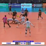 Jogadores de Campinas se chocam de cabeça durante partida de vôlei contra Itaquá na semifinal do Campeonato Paulista