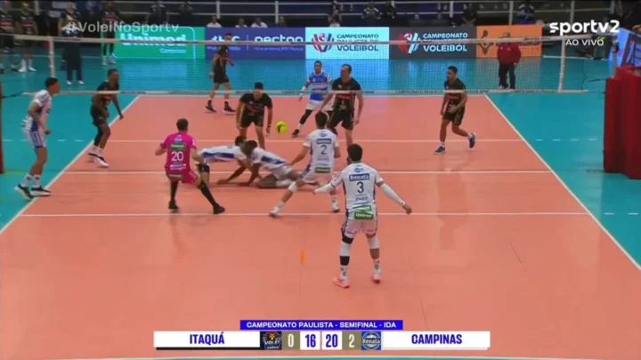 Jogadores de Campinas se chocam de cabeça durante partida de vôlei contra Itaquá na semifinal do Campeonato Paulista