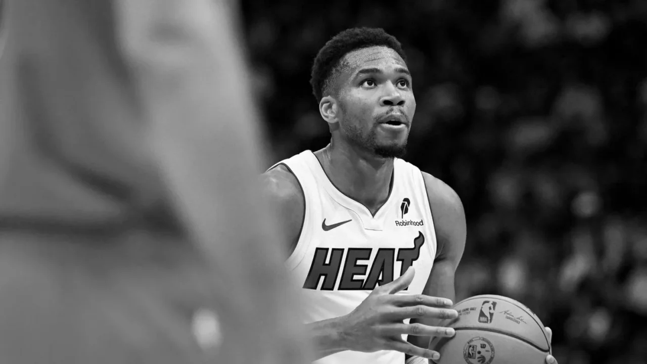 Jogador do Heat segura a bola durante partida da NBA