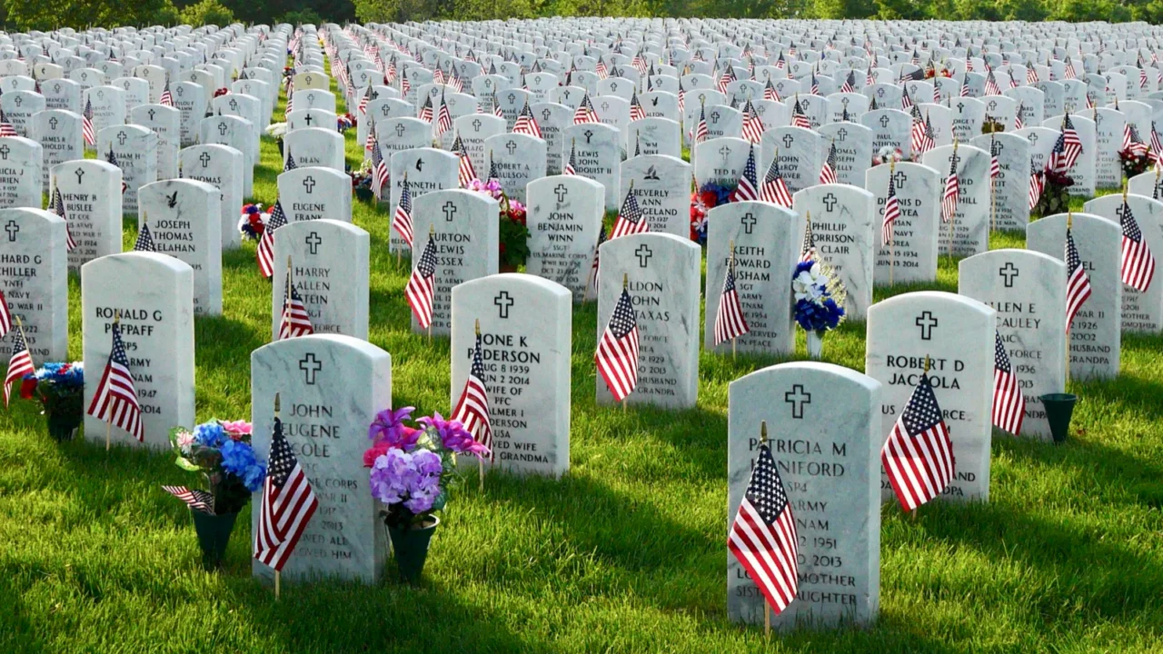 Fileiras de lápides brancas com bandeiras dos Estados Unidos no Cemitério Nacional de Fort Snelling, em Minneapolis, Minnesota (foto de arquivo)