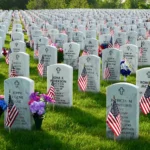 Fileiras de lápides brancas com bandeiras dos Estados Unidos no Cemitério Nacional de Fort Snelling, em Minneapolis, Minnesota (foto de arquivo)
