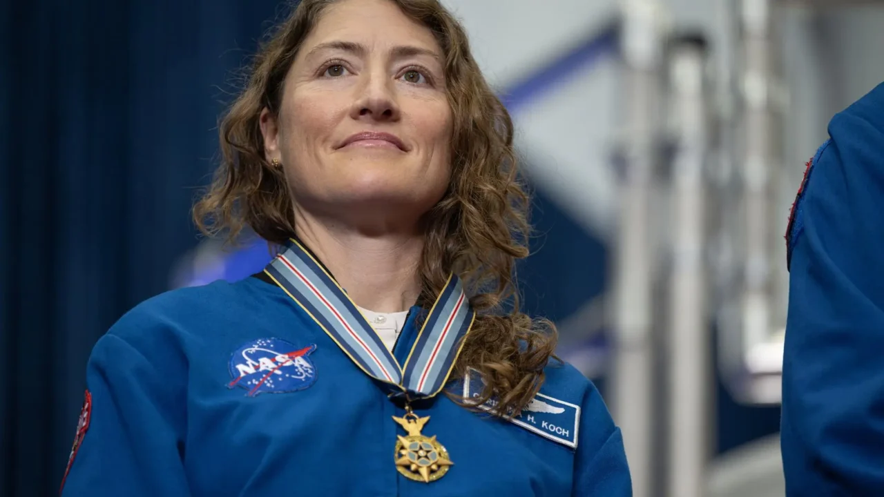 A astronauta da NASA Christina Koch é vista durante um evento para conceder a Medalha de Honra Espacial do Congresso à tripulação da Artemis II, sexta-feira, 28 de agosto de 2026, no Centro Espacial Johnson da agência, em Houston.