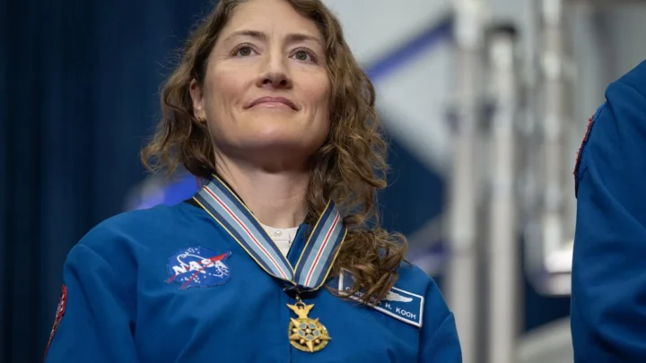 A astronauta da NASA Christina Koch é vista durante um evento para conceder a Medalha de Honra Espacial do Congresso à tripulação da Artemis II, sexta-feira, 28 de agosto de 2026, no Centro Espacial Johnson da agência, em Houston.