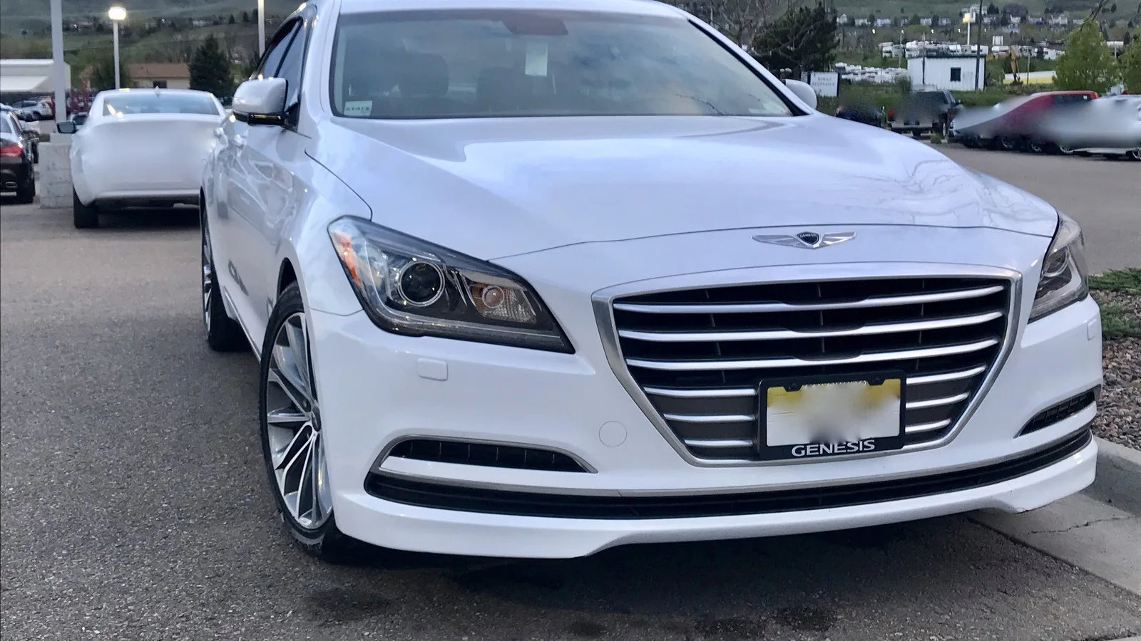 Genesis G80 2017 de frente, estacionado
