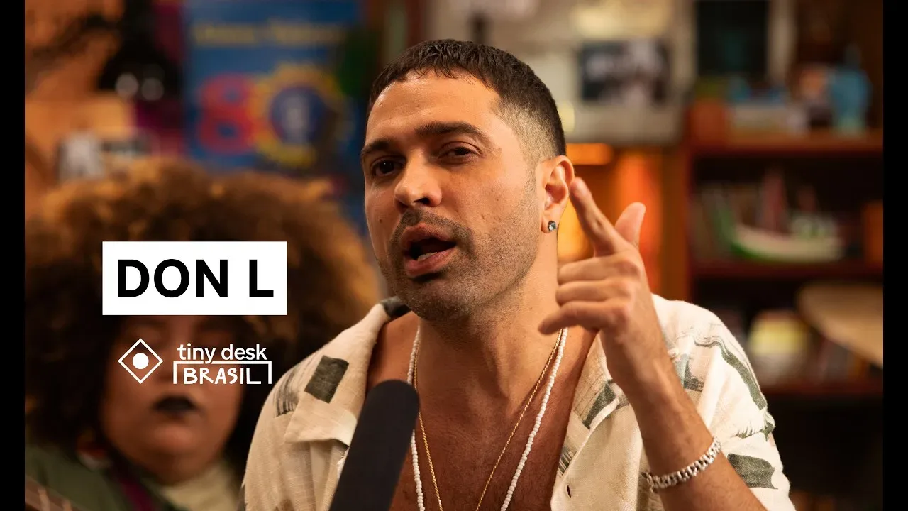Don L fala ao microfone durante gravação do Tiny Desk Brasil, com caixa de texto "DON L" na tela
