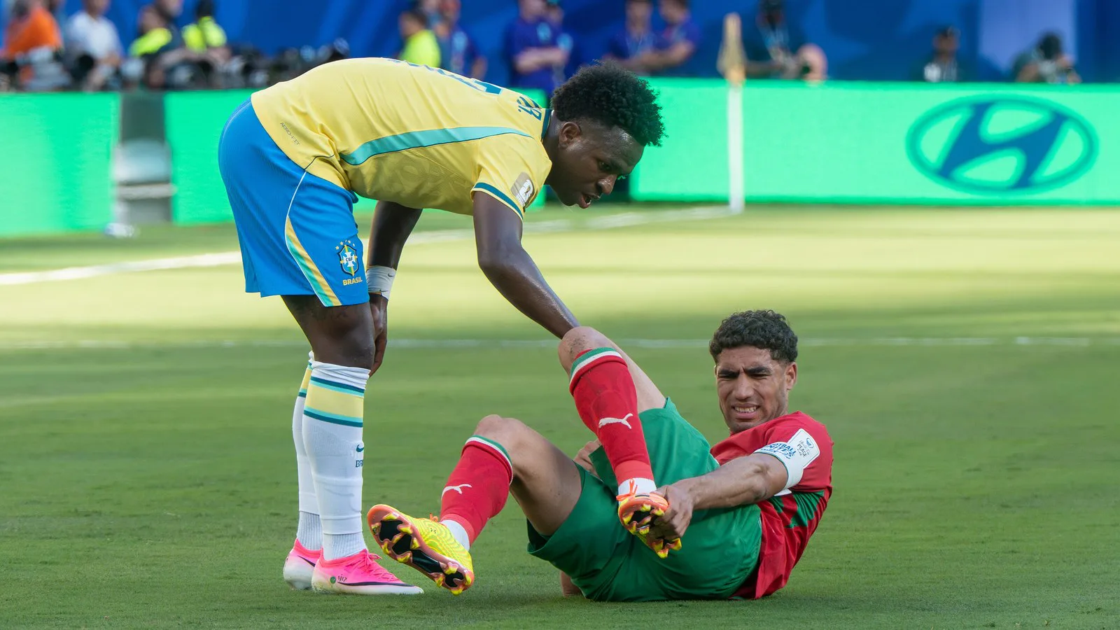 Vinícius Júnior e Achraf Hakimi em Brasil x Marrocos pela Copa do Mundo de 2026, em 13 de junho, em East Rutherford, Nova Jersey