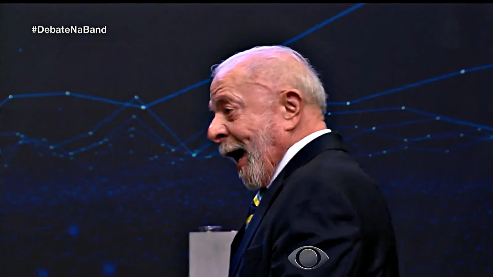 Lula, de perfil, fala no palco durante a réplica sobre a relação com os Estados Unidos