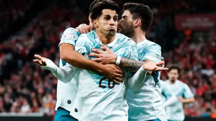 Jogadores da Áustria celebram gol durante partida contra a Irlanda em estádio com torcida ao fundo