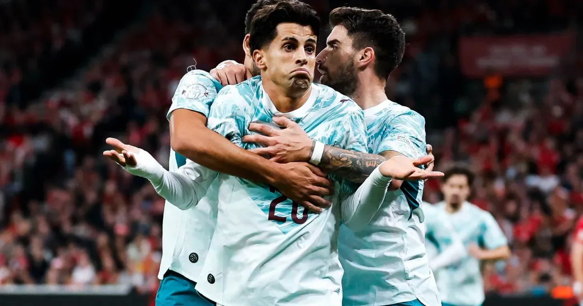 Jogadores da Áustria celebram gol durante partida contra a Irlanda em estádio com torcida ao fundo