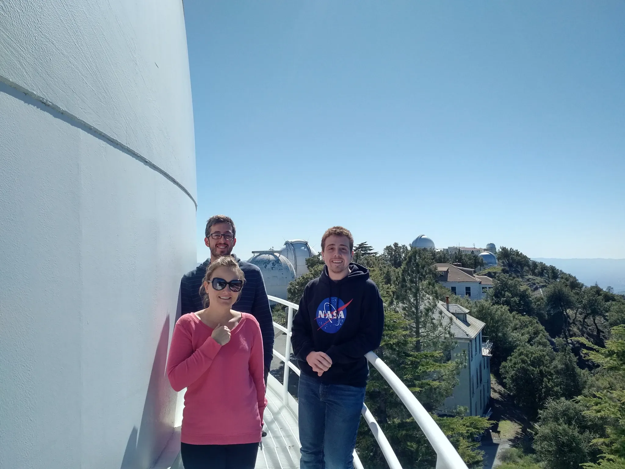 Spolzino (à direita) no Observatório Lick com sua orientadora de pesquisa em física, Dra. Kristin Kulas (à esquerda, na frente), e o então estudante de pós-graduação Dr. Ilija Medan (atrás).