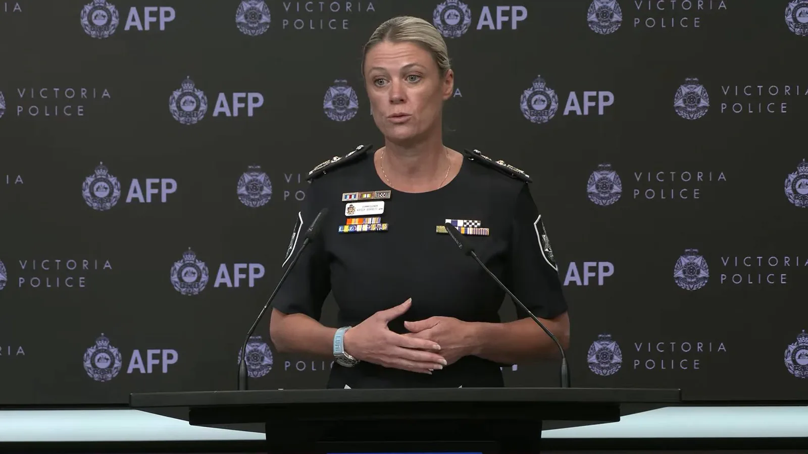 A comissária da Polícia Federal australiana, Krissy Barrett, fala ao púlpito na coletiva conjunta com a polícia de Victoria, em 21 de outubro de 2026