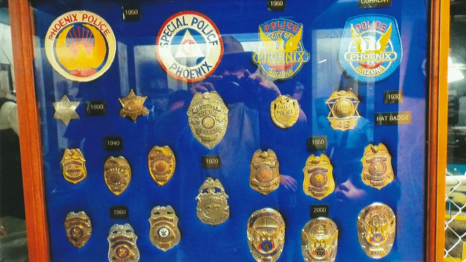Foto de arquivo: vitrine com distintivos da polícia expostos no Museu da Polícia de Phoenix