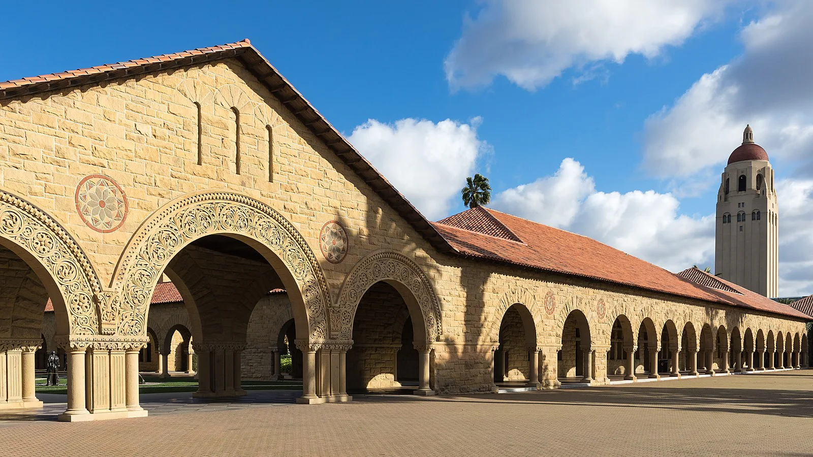 Arcos do Main Quad da Universidade Stanford, na Califórnia, com a Hoover Tower ao fundo