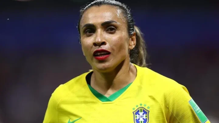Marta com a camisa da Seleção Brasileira durante partida