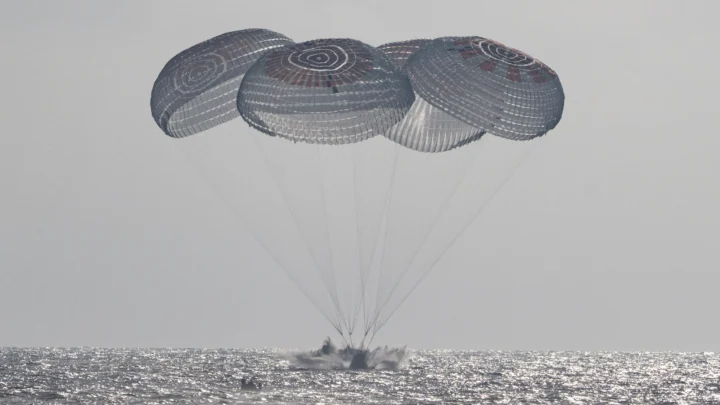 A espaçonave SpaceX Crew Dragon Freedom é vista pousando com os astronautas da NASA Jessica Meir e Jack Hathaway, a astronauta da ESA (Agência Espacial Europeia) Sophie Adenot e o cosmonauta da Roscosmos Andrey Fedyaev a bordo, no Oceano Pacífico, ao largo da costa de Los Angeles, em 8 de outubro