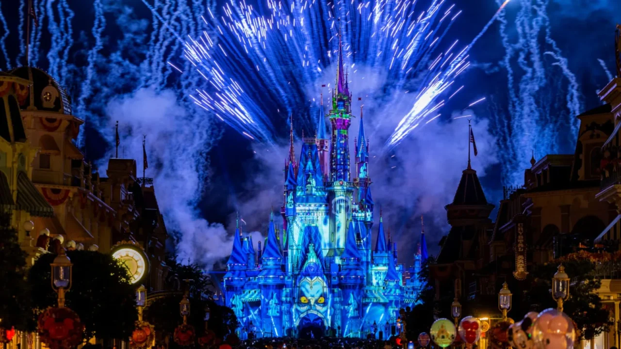 Castelo da Cinderela iluminado de azul, com fogos de artifício, durante a festa de Halloween do Magic Kingdom, no Walt Disney World, em Orlando