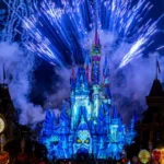 Castelo da Cinderela iluminado de azul, com fogos de artifício, durante a festa de Halloween do Magic Kingdom, no Walt Disney World, em Orlando