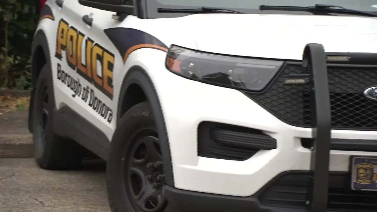 Viatura branca da polícia do distrito de Donora, com a inscrição "Police, Borough of Donora" na lateral