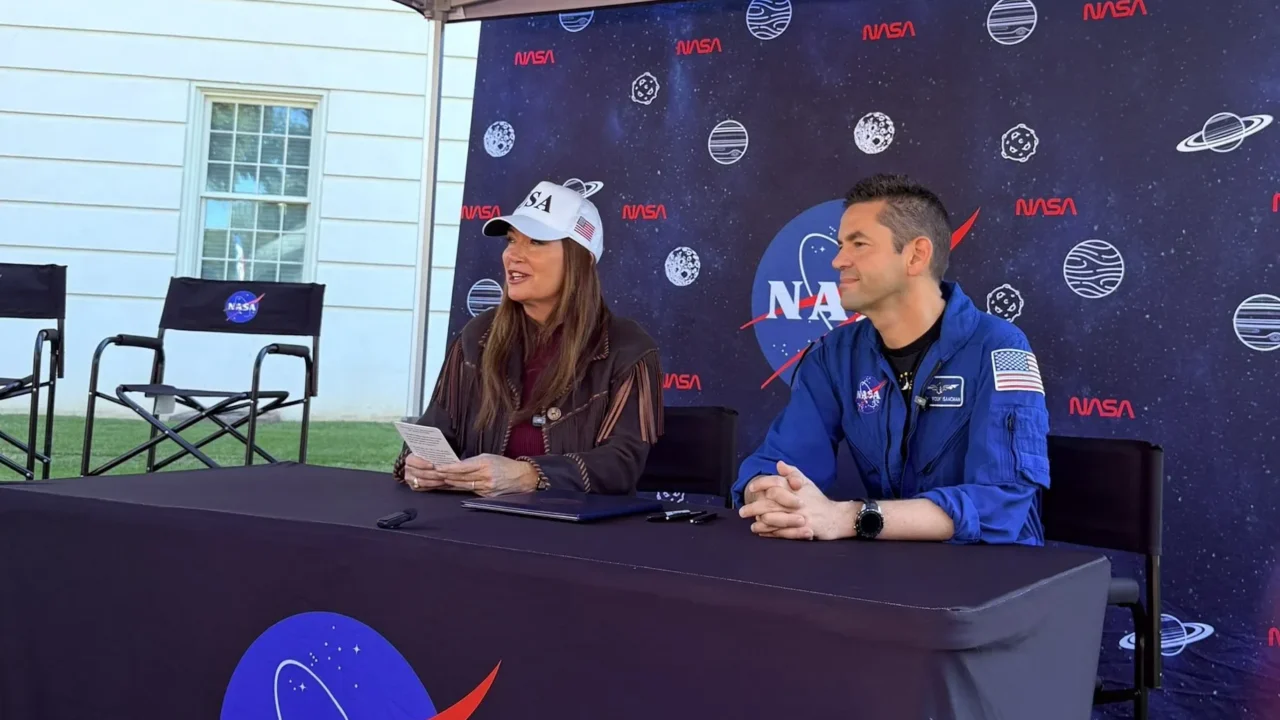 A secretária de Agricultura dos EUA, Brooke Rollins, à esquerda, e o administrador da NASA, Jared Isaacman, assinaram um Memorando de Entendimento para avançar a agricultura e a ciência da Terra durante um evento na Universidade do Alabama, em Tuscaloosa, no sábado, 24 de outubro.