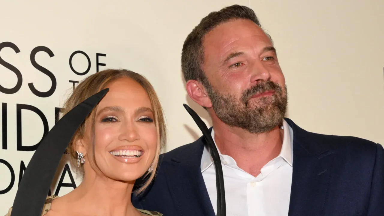 Ben Affleck ao lado de Jennifer Lopez em evento; ator negou rumores de romance com Shakira após a separação