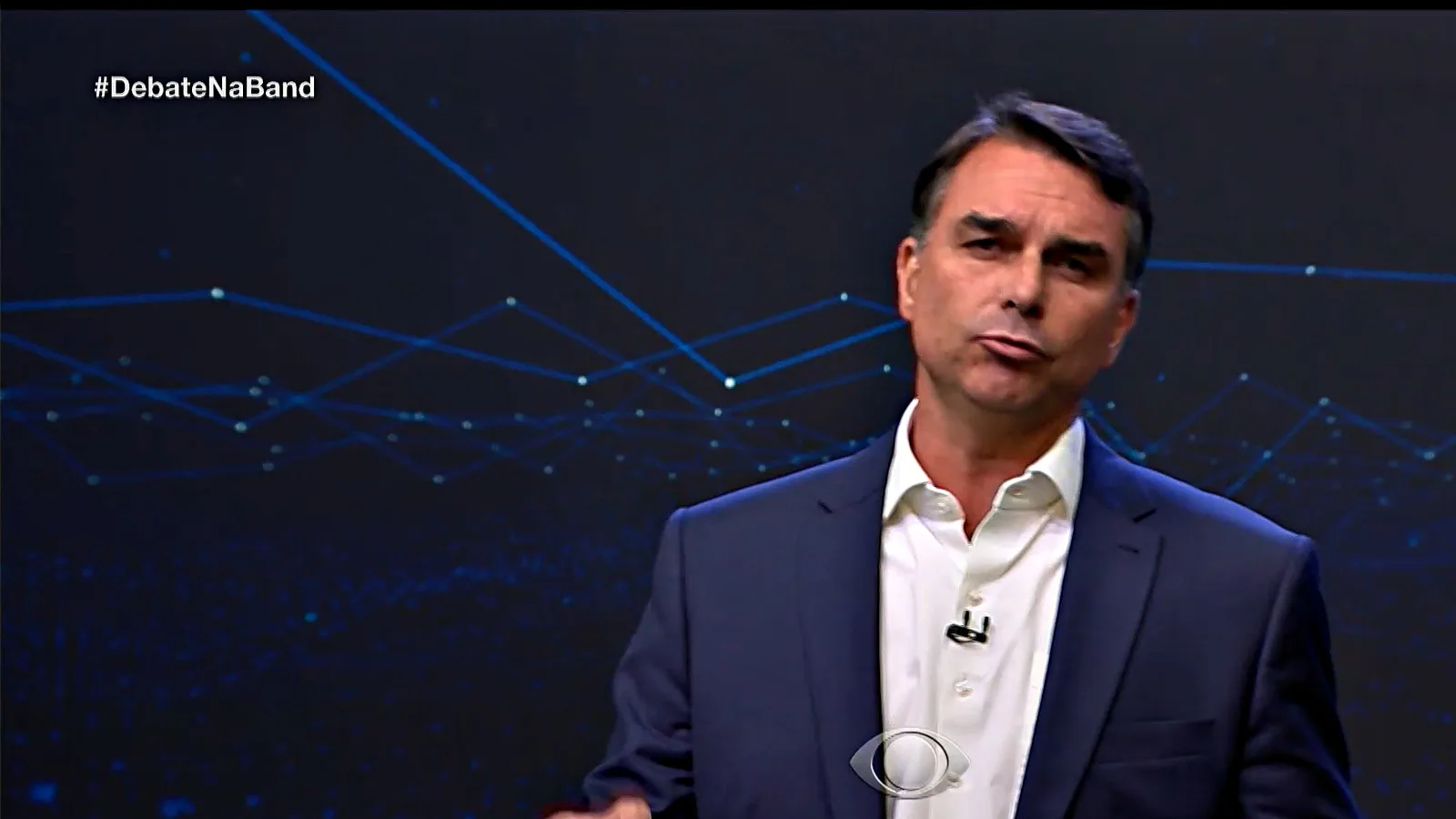 Flávio Bolsonaro gesticula ao responder à pergunta sobre economia no debate da Band