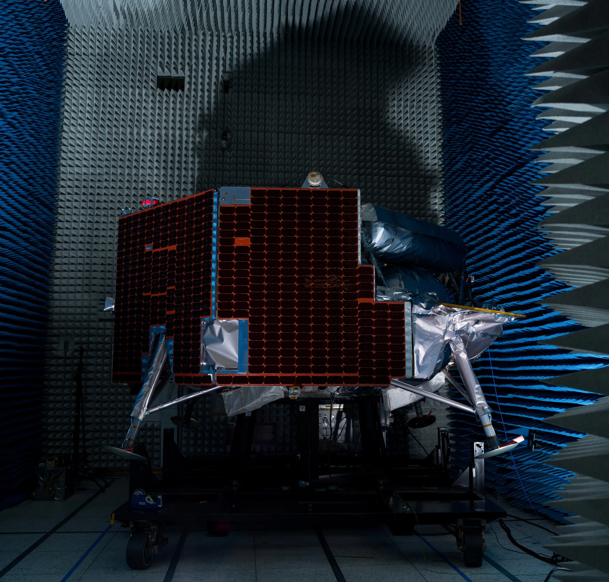 Longas pontas de espuma que absorvem ondas sonoras e ondas eletromagnéticas cobrem as paredes de uma câmara anecoica especializada no JPL, onde o Griffin-1, da Voyager Technologies, passou por testes de interferência eletromagnética e compatibilidade eletromagnética.